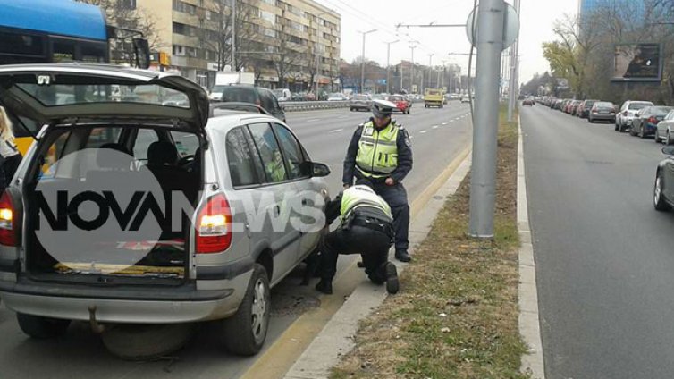 Пътни полицаи смениха гума на шофьор