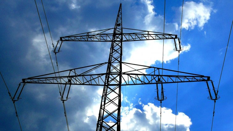 Мъж загина след токов удар, незнайно защо се качил на стълб