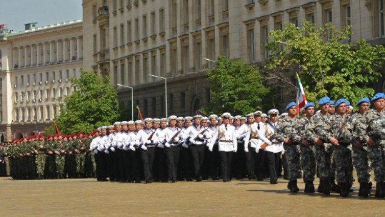Режат заплатите при пенсиониране за военни и полицаи