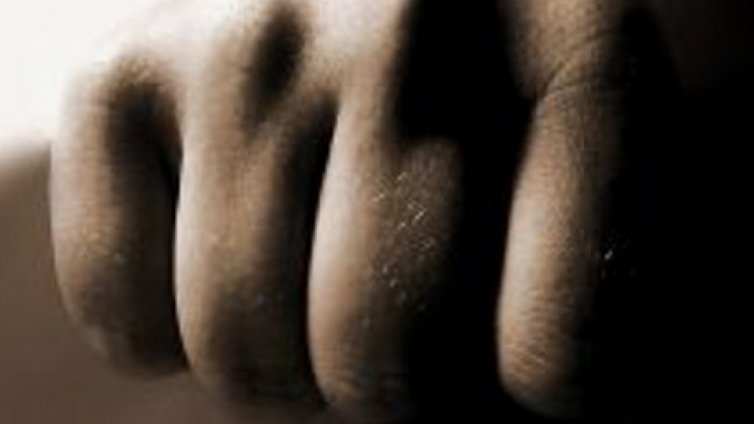 Пиян ученик нападна училищен автобус и би шофьора