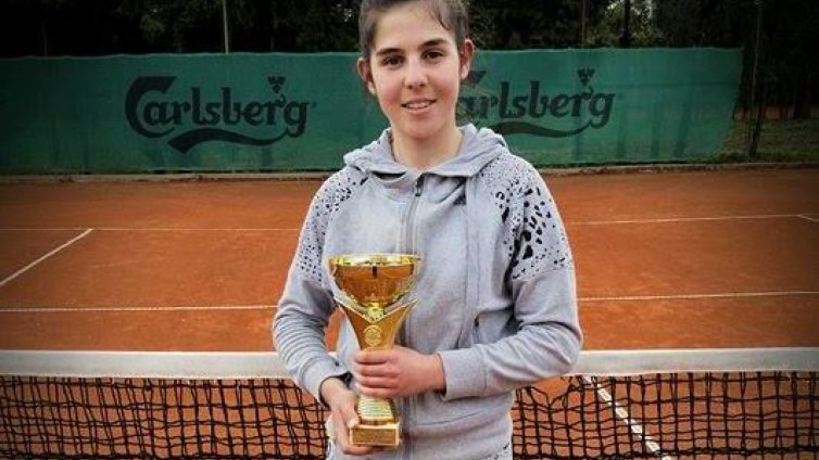 Тина Манолова е шампионка на държавното за девойки