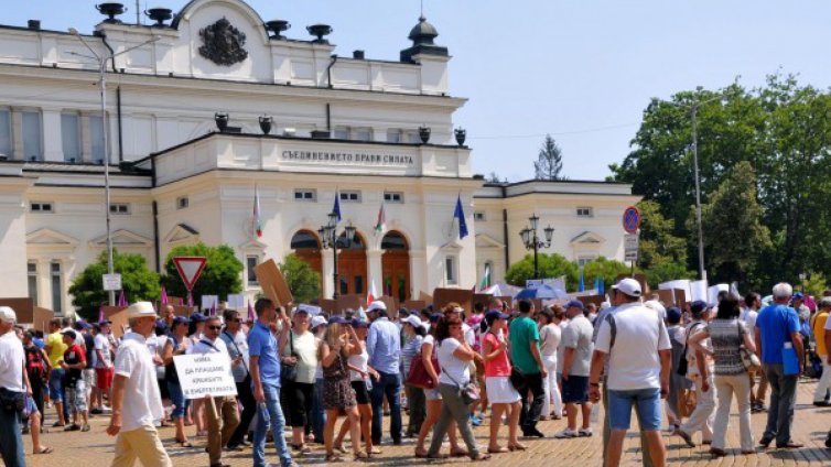 Едва стотина скандират: Оставка на Мая!