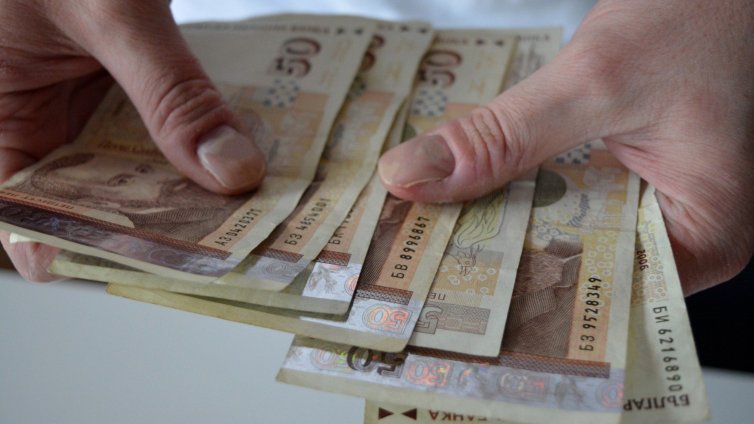 Властта иска 610 лв. минимална заплата, бизнесът против