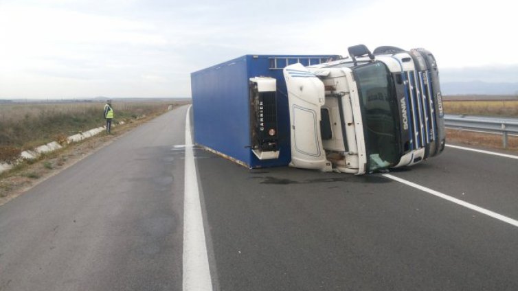 Камион се обърна край Девня, затвори АМ „Хемус“ в посока София