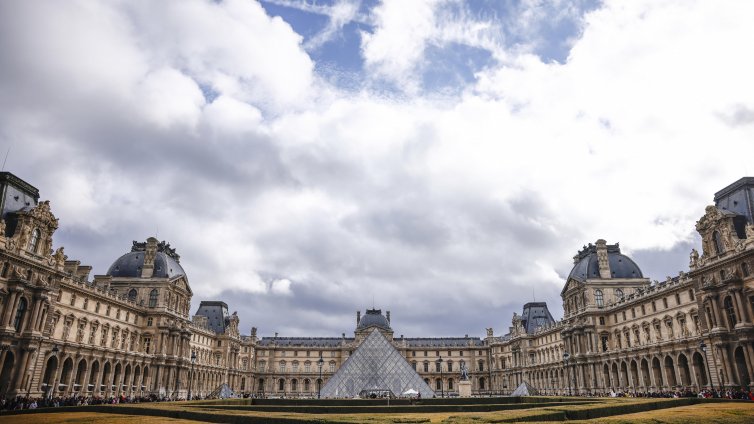 Охранител е помогнал при обира в Лувъра?