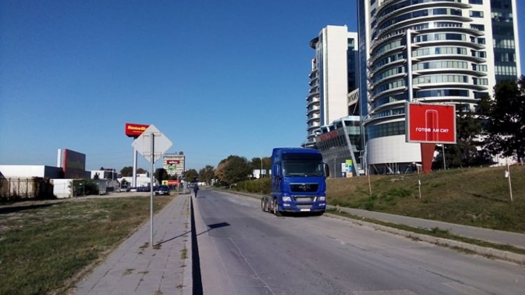Камион затруднява 4 дни движението по улица край бул. „Владислав“