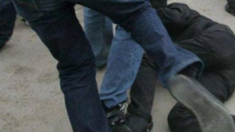 Двама пребиха мъж и момче на улицата