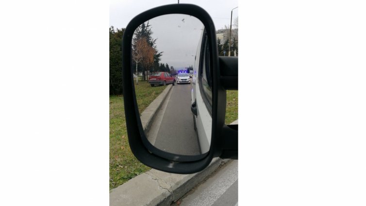Рено се удари в дърво при каскада във Владиславово