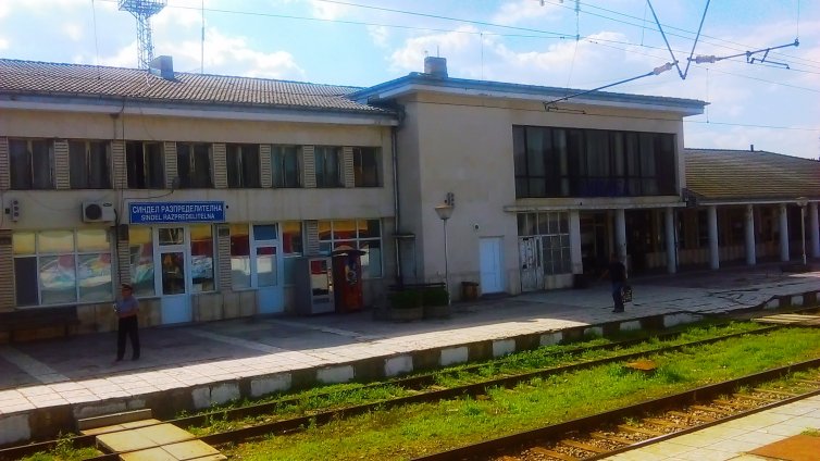 Мъж си "набра" кабели от жп гарата в Синдел 