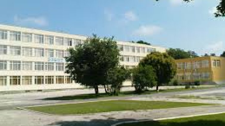 Първа ЕГ иска да строи актова зала, общината се опъва