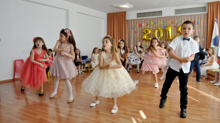 Варненските бъдещи първолаци си взеха сбогом с детската градина