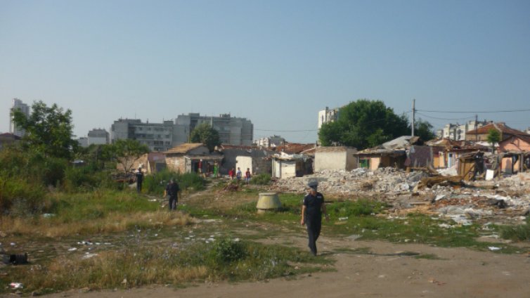 Бутнаха 28 незаконни къщи в "Меден рудник"