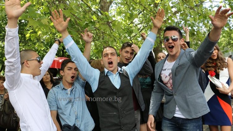 221 абитуриенти изпрати Математическата (СНИМКИ)