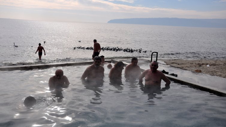 Варненци релаксират край морето (СНИМКИ)