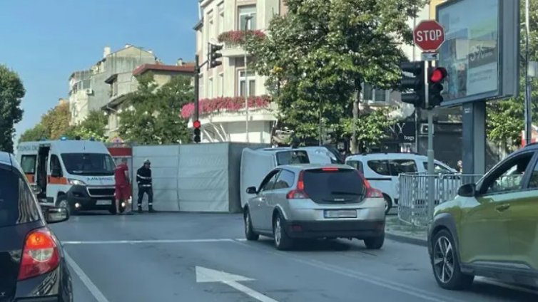 Камион се преобърна в центъра на Варна