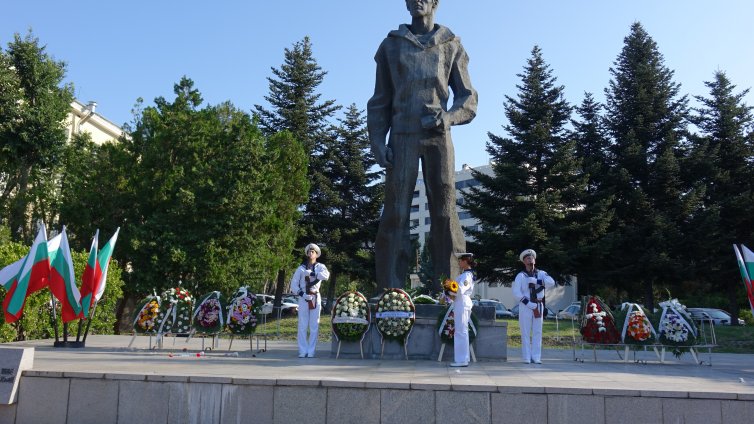 Във Варна почетоха с венци и цветя паметта на Вапцаров