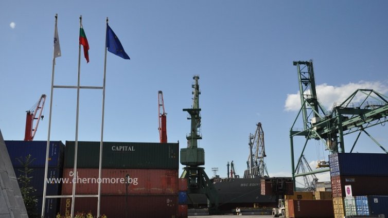 Пристанището търси стажанти