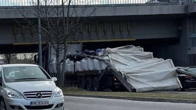 Камион заседна под мост