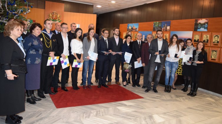 Наградиха най-добрите студенти на Варна