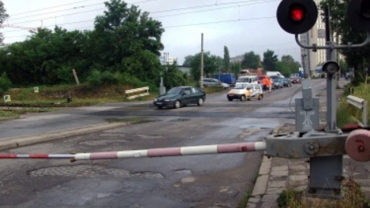 Камион влезе в прелез при спуснати бариери, трима пострадаха 
