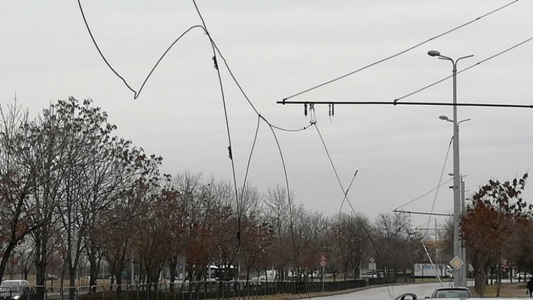Накъсани тролейбусни жици затвориха оживено кръстовище
