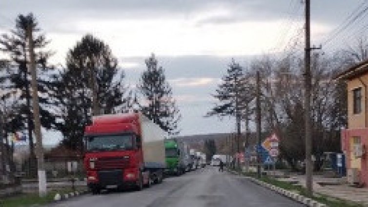 Огромна опашка на ГКПП "Кардам", чакат над 400 тира