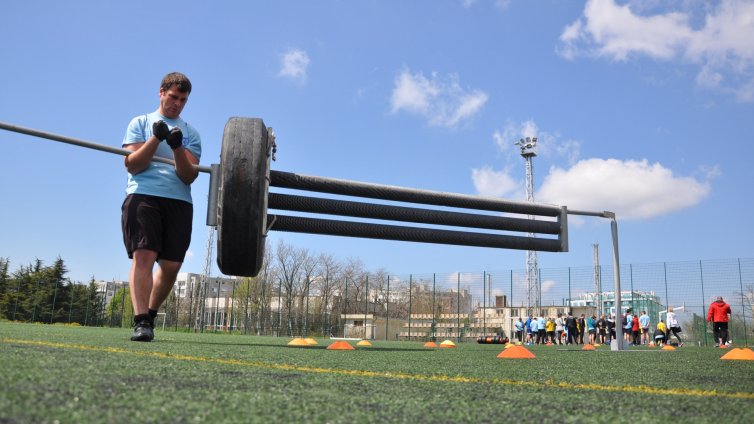 Студенти от три университета премериха сили в състезанието STRONG MAN (СНИМКИ)