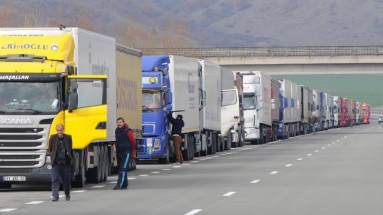 Колона от над 8 км от тирове на ГКПП „Кулата”