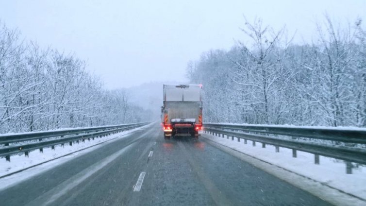 Сняг и ураганен вятър в Разградско, внимавайте на пътя