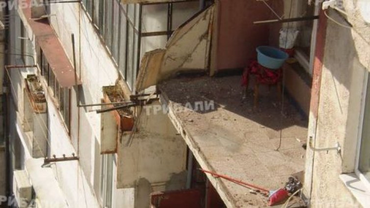 Ръждясал балкон се срути от 7-я етаж на соцпанелка