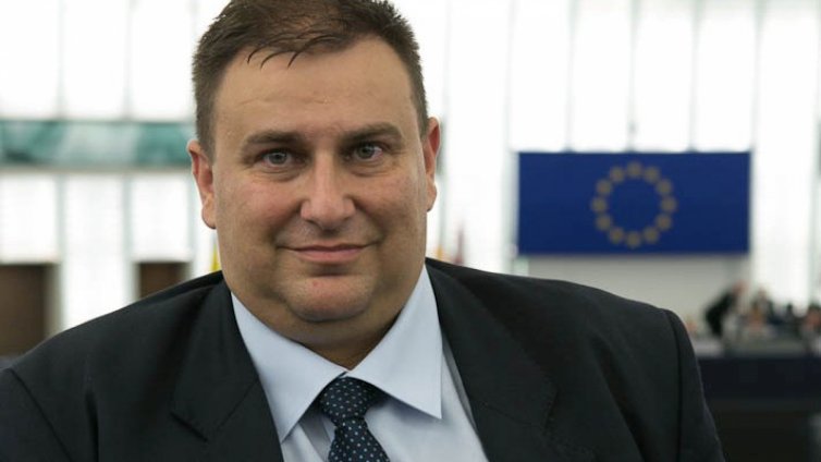 Емил Радев: ЕС трябва да очертае приложното поле на изкуствения интелект във военната област