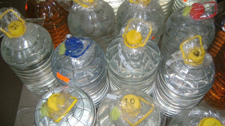 2 тона нелегален алкохол иззеха митничари от частен гараж