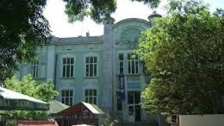 Редят голяма изложба в Аквариума в чест на Петър Бобев