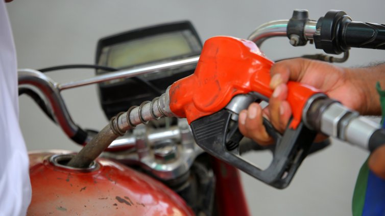 Петролът продължава да поскъва заради ударите по танкери в Ормузкия проток
