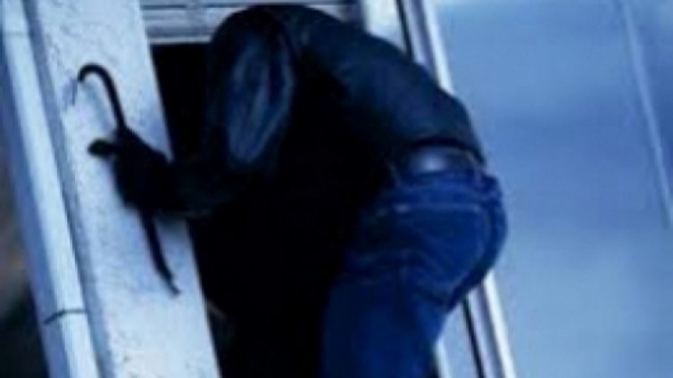 Непълнолетен задигна лаптоп и уредба от апартамент във Варна