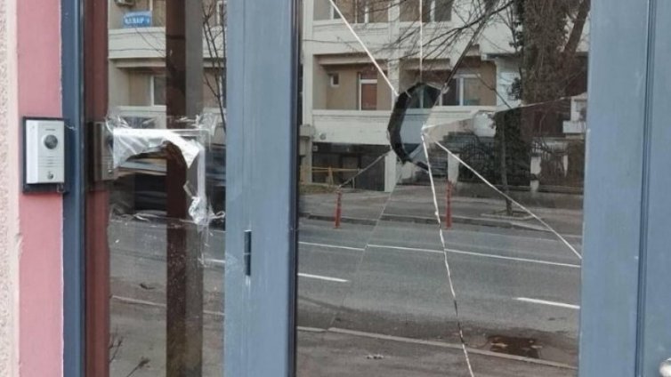 Арестуваха мъж за нападение над българското посолство в Скопие