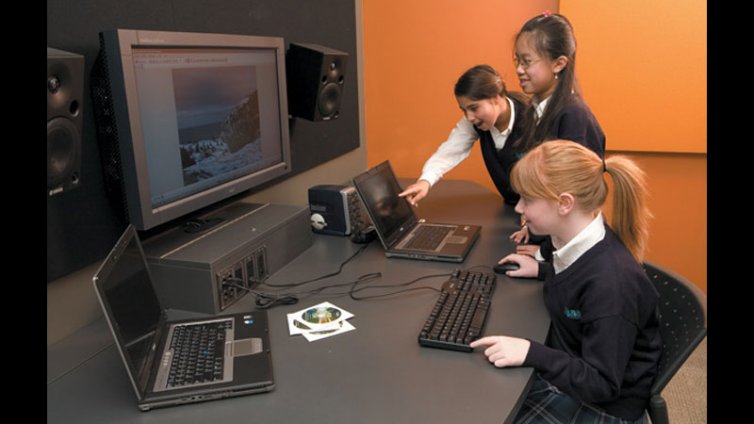 Хибрид между таблет и лаптоп навлиза в българските училища