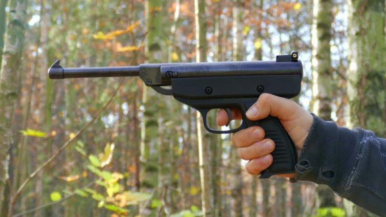 Мъж простреля две деца с пушка край Кюстендил