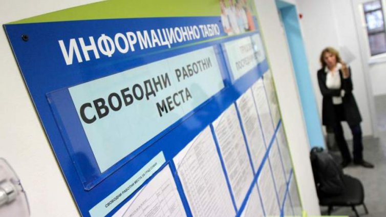 Среднистите във Варна с по-голям шанс на пазара на труда от висшистите