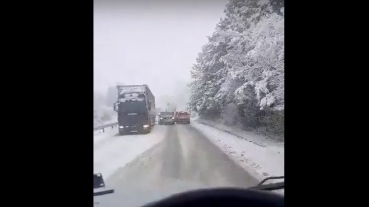 Закъсал камион затруднява движението по пътя Варна-София (ВИДЕО)