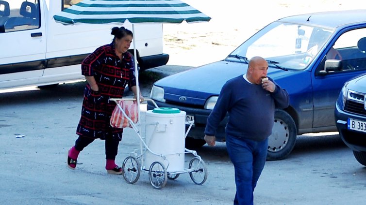 Мургава търговка продава самоделен сладолед във Варна
