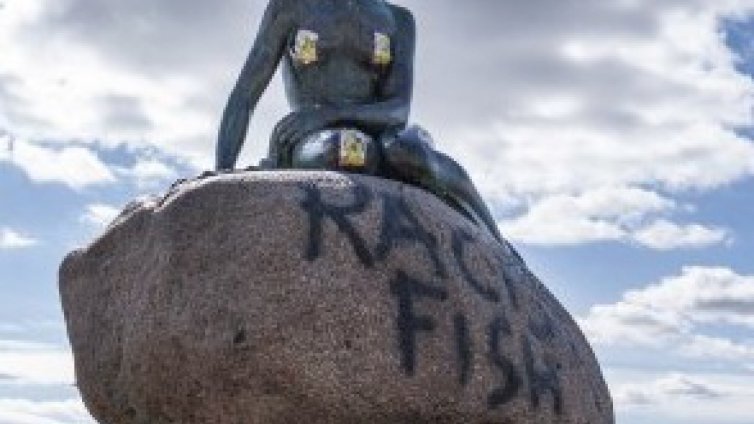 Посегнаха и на Андерсен: "Малката русалка" била "расистка риба"