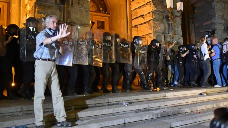 София, нощта на протеста: Бомби и боя по Партийния дом – ранени полицаи, арестувани хора (СНИМКИ)