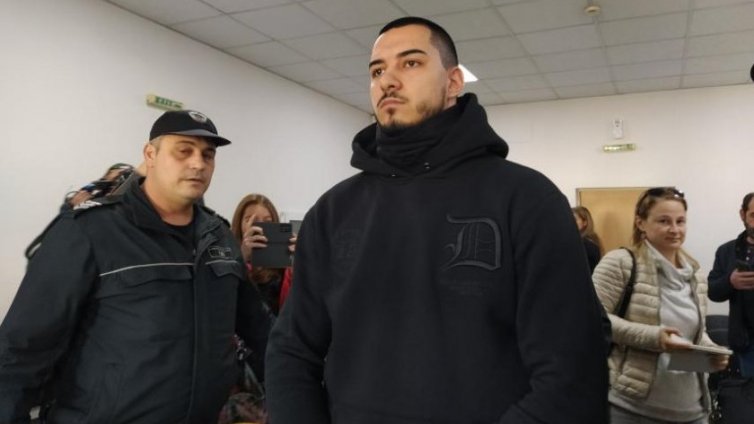Оставиха в ареста полицая, превозвал мигранти на АМ "Тракия"