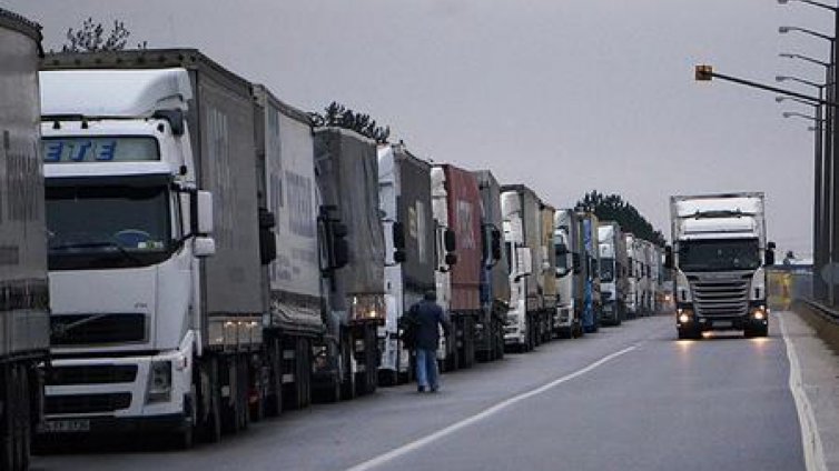 3-километрова опашка от камиони се е образувала на "Дунав мост 2"