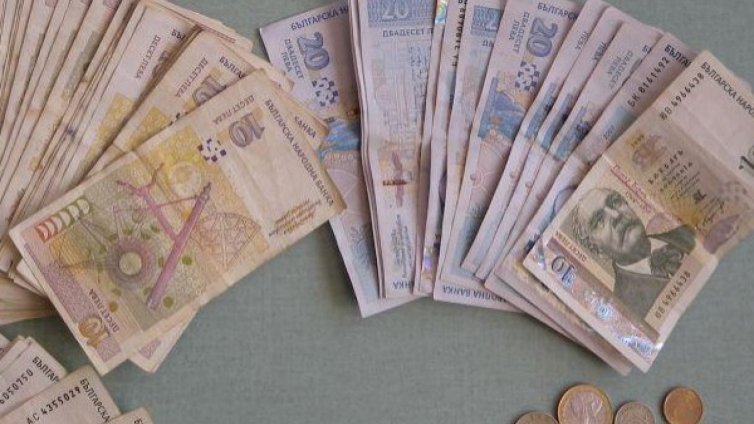 Школска счетоводителка свила 100 бона от езикова гимназия