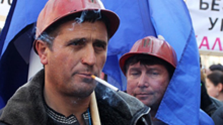 Втори ден 61 миньори стачкуват под земята