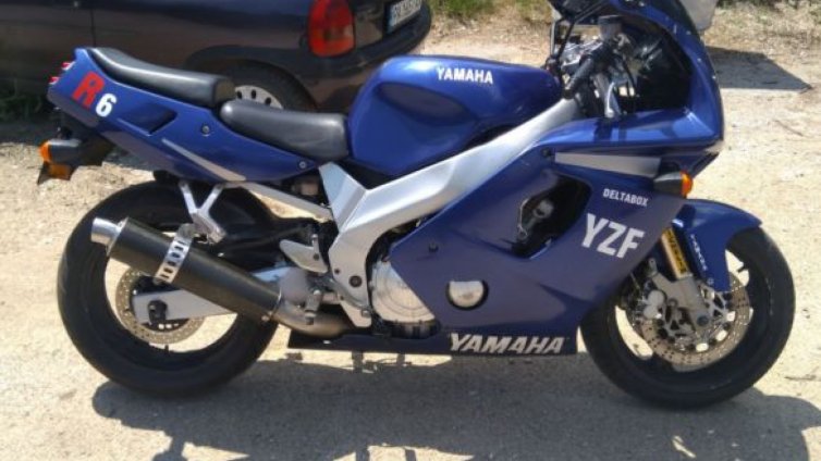 Млада шофьорка обърка горивото за мотора си и „забрави“ да го плати