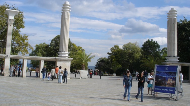 Общината: Не е вярно, че областният не може да забрани колите в Морската градина във Варна