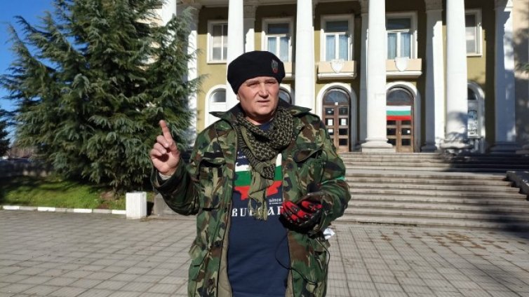 Мъжът с гранатата е тираджия, има 3 деца